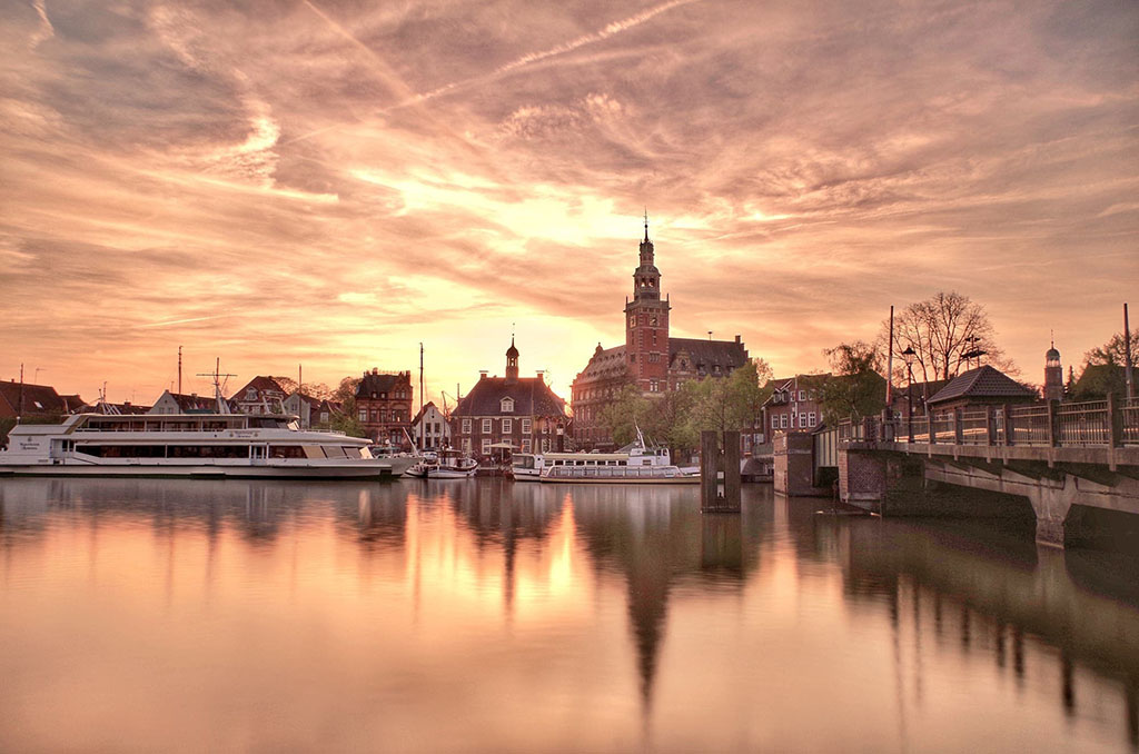 Leer – Rathaus und Skyline